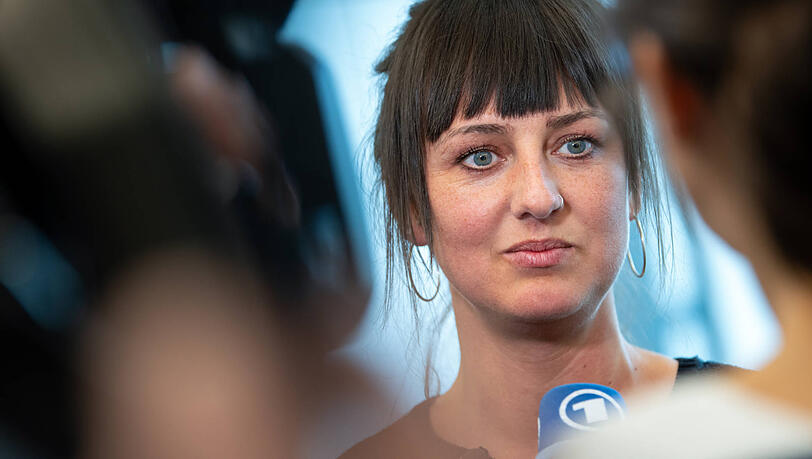 16. April 2019: Nina Fuchs hat gerade eine Petition gestartet und beantwortet in der Münchner Generalstaatsanwaltschaft die Fragen der Journalisten. 16. April 2019: Nina Fuchs hat gerade eine Petition gestartet und beantwortet in der Münchner Generalstaatsanwaltschaft die Fragen der Journalisten.