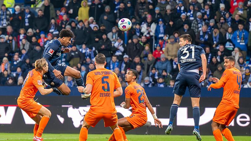 Bochums Bernardo (2.v.l.) erzielte per Kopf das Tor zum zwischenzeitlichen 2:0. Bochums Bernardo (2.v.l.) erzielte per Kopf das Tor zum zwischenzeitlichen 2:0.