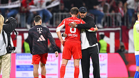 Trainer Vincent Kompany (Bayern München) (r) bedankt sich nach dem Spiel bei Leon Goretzka (Bayern München). Trainer Vincent Kompany (Bayern München) (r) bedankt sich nach dem Spiel bei Leon Goretzka (Bayern München).