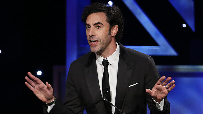 Sacha Baron Cohen nimmt den "Charlie Chaplin Award for Excellence in Comedy" in Los Angeles entgegen Sacha Baron Cohen nimmt den "Charlie Chaplin Award for Excellence in Comedy" in Los Angeles entgegen