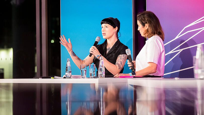 Shelby Lynn, die mit Posts über ein Rammstein-Konzert in Litauen eine Debatte über die Band ins Rollen gebracht hatte, spricht neben Dorothee Bär (CSU), bei der Diskussionsveranstaltung "Gewalt gegen Frauen – Das Schweigen brechen" der CDU/CSU-Bundestagsfraktion im Marie-Elisabeth-Lüders-Haus des Deutschen Bundestages. Shelby Lynn, die mit Posts über ein Rammstein-Konzert in Litauen eine Debatte über die Band ins Rollen gebracht hatte, spricht neben Dorothee Bär (CSU), bei der Diskussionsveranstaltung "Gewalt gegen Frauen – Das Schweigen brechen" der CDU/CSU-Bundestagsfraktion im Marie-Elisabeth-Lüders-Haus des Deutschen Bundestages.