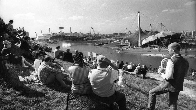 Sommer 1972: Die Spiele sind eröffnet - und die Münchner sind dabei, wie hier am Olympiaberg. Sommer 1972: Die Spiele sind eröffnet - und die Münchner sind dabei, wie hier am Olympiaberg.