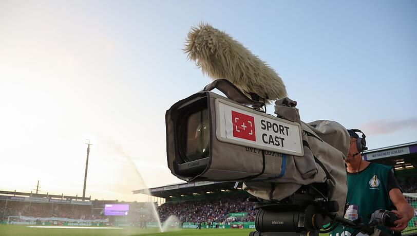 Eine Kamera steht im Stadion. Eine Kamera steht im Stadion.