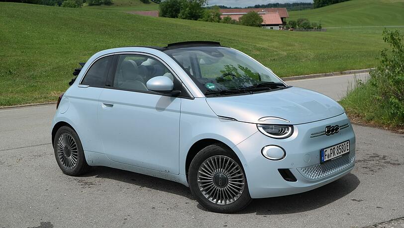 Geballter italienischer Charme auf nur 2,63 Metern Länge: der Fiat 500 e als Cabrio. Geballter italienischer Charme auf nur 2,63 Metern Länge: der Fiat 500 e als Cabrio.