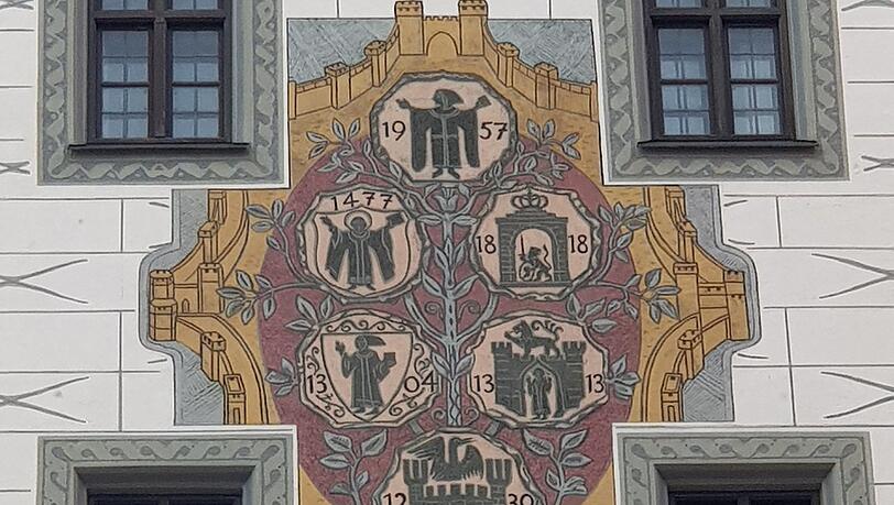 Verschiedenen Wappen-Varianten sind am Alten Rathaus zu sehen. Verschiedenen Wappen-Varianten sind am Alten Rathaus zu sehen.
