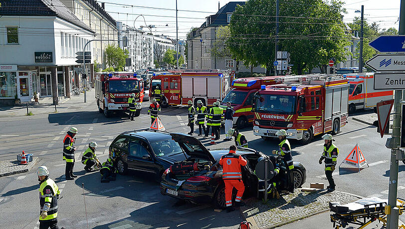 Auf dem Herkomerplatz in Bogenhausen krachte ein Mercedes in einen Porsche: Die Bilder von der Unfallstelle. Auf dem Herkomerplatz in Bogenhausen krachte ein Mercedes in einen Porsche: Die Bilder von der Unfallstelle.