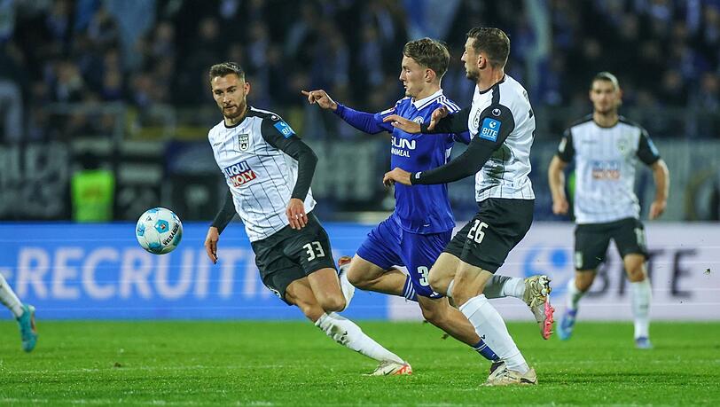 Philipp Maier (l.), damals noch im Trikot des SSV Ulm, und sein Teamkollege Felix Higl (r.) bedrängen Schalkes Max Grüger. Philipp Maier (l.), damals noch im Trikot des SSV Ulm, und sein Teamkollege Felix Higl (r.) bedrängen Schalkes Max Grüger.