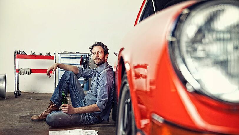 Sich einen neuen wilden Flitzer zulegen ? Ein nettes Hobby, aber kein wirksames Mittel gegen die Midlife Crisis, sagen Experten. Sich einen neuen wilden Flitzer zulegen ? Ein nettes Hobby, aber kein wirksames Mittel gegen die Midlife Crisis, sagen Experten.