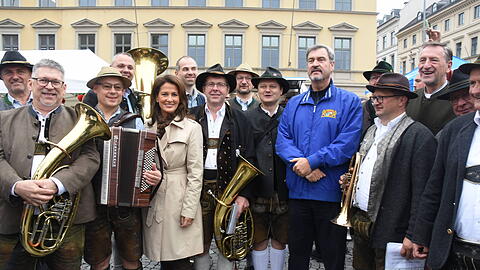 Bayern Ministerpräsident Markus Söder hatte im Januar gefordert, die Hymnenpflicht bei Schulabschlüssen rasch umzusetzen. Jetzt soll sie bereits zum nächsten Schuljahr kommen. Immer die Bayernhymne und mindestens eine weitere Hymne (deutsche Nationalhymne und/oder Europahymne) sollen "in würdig-feierlicher Weise in den Festakt integriert werden". (Archivbild) Bayern Ministerpräsident Markus Söder hatte im Januar gefordert, die Hymnenpflicht bei Schulabschlüssen rasch umzusetzen. Jetzt soll sie bereits zum nächsten Schuljahr kommen. Immer die Bayernhymne und mindestens eine weitere Hymne (deutsche Nationalhymne und/oder Europahymne) sollen "in würdig-feierlicher Weise in den Festakt integriert werden". (Archivbild)