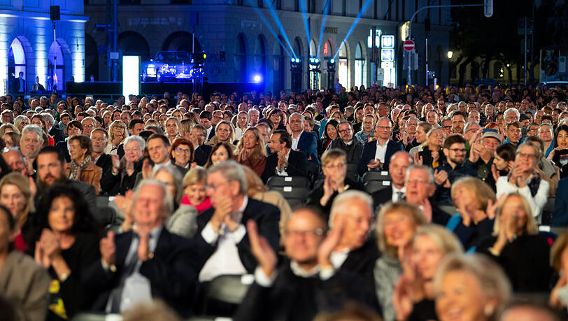 Modellprojekt: Rund 2.000 Zuschauer verfolgten im Rahmen der Konzertreihe "Klassik am Odeonsplatz" am Freitagabend das Konzert der Münchner Philharmoniker und der Pianistin Wang. Modellprojekt: Rund 2.000 Zuschauer verfolgten im Rahmen der Konzertreihe "Klassik am Odeonsplatz" am Freitagabend das Konzert der Münchner Philharmoniker und der Pianistin Wang.