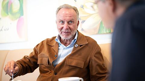 Karl-Heinz Rummenigge beim Interview vor seinem runden Geburtstag. Karl-Heinz Rummenigge beim Interview vor seinem runden Geburtstag.