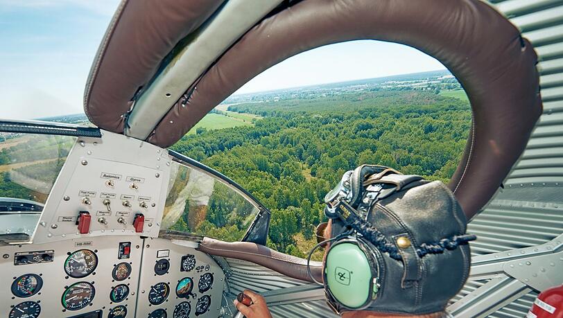 Der Pilot sitzt an der frischen Luft, die Passagiere dahinter etwas geschützter, nämlich in einer geschlossenen Kabine. Der Pilot sitzt an der frischen Luft, die Passagiere dahinter etwas geschützter, nämlich in einer geschlossenen Kabine.