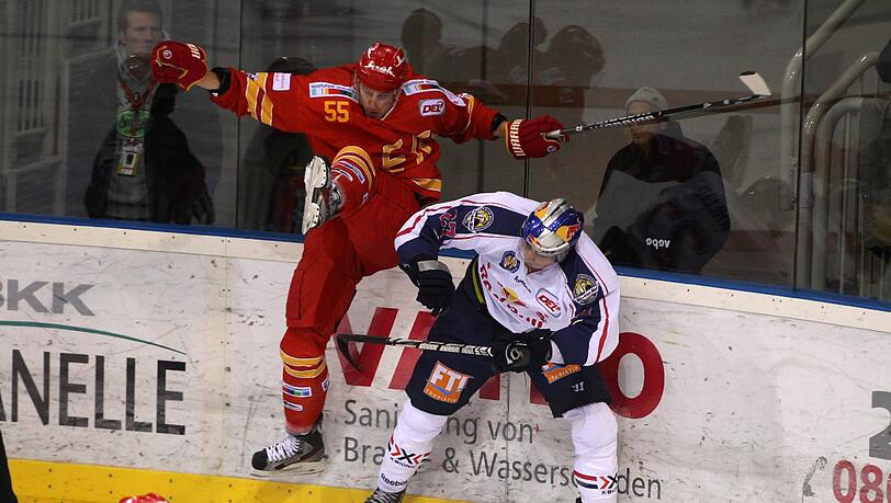 n Blake Wheelers Stammliga, der NHL, gehen die Schiedsrichter nachsichtiger mit körperlichem Spiel um als in Deutschland – hier checkt Wheeler Thomas Gödtel. n Blake Wheelers Stammliga, der NHL, gehen die Schiedsrichter nachsichtiger mit körperlichem Spiel um als in Deutschland – hier checkt Wheeler Thomas Gödtel.