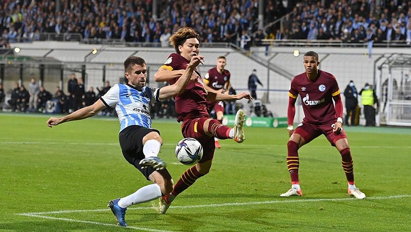 Das 1:0 für den TSV 1860 im Pokalspiel gegen Schalke ist unterwegs: Stefan Lex trifft für die Löwen. Das 1:0 für den TSV 1860 im Pokalspiel gegen Schalke ist unterwegs: Stefan Lex trifft für die Löwen.