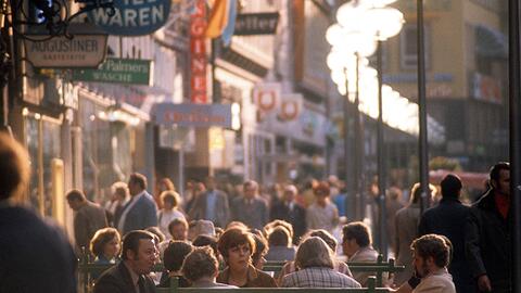 Mitten in der Neuhauser Straße draußen sitzen und essen – das wäre für die Münchner vor 1972 schwer vorstellbar gewesen. Mitten in der Neuhauser Straße draußen sitzen und essen – das wäre für die Münchner vor 1972 schwer vorstellbar gewesen.