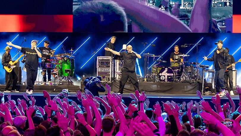 Die Fantastischen Vier bei ihrem Auftritt am Donnerstagabend auf der Digital X in Köln. Die Fantastischen Vier bei ihrem Auftritt am Donnerstagabend auf der Digital X in Köln.