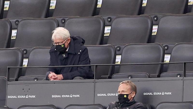 BVB-Präsident Reinhard Rauball (oben) und Geschäftsführer Hans-Joachim Watzke schauten sich das Spiel in Dortmund von der Tribüne aus an. BVB-Präsident Reinhard Rauball (oben) und Geschäftsführer Hans-Joachim Watzke schauten sich das Spiel in Dortmund von der Tribüne aus an.