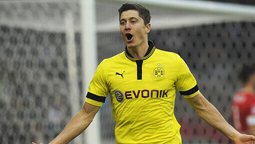 Robert Lewandowski bejubelt seinen 2:1-Siegtreffer - die endgültige Entscheidung in der Meisterschaft ist damit verschoben. Robert Lewandowski bejubelt seinen 2:1-Siegtreffer - die endgültige Entscheidung in der Meisterschaft ist damit verschoben.