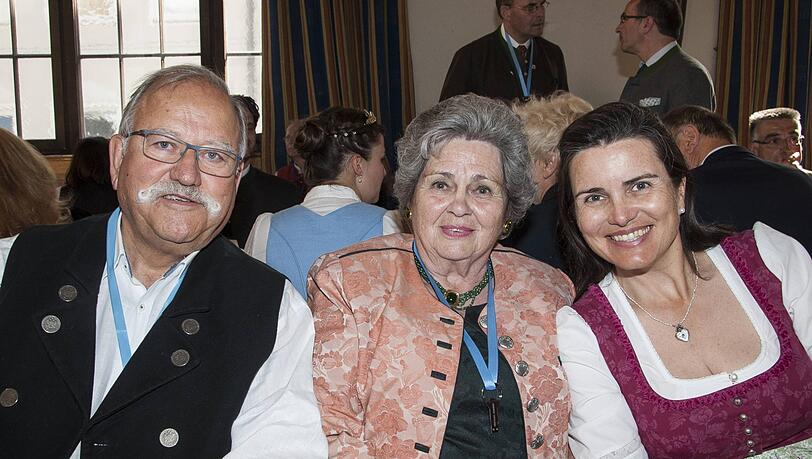 Wie steht es um seine Zukunft als Wiesn-Wirt? Wiggerl Hagn mit Ehefrau Christa und der gemeinsamen Tochter Steffi Spendler. Wie steht es um seine Zukunft als Wiesn-Wirt? Wiggerl Hagn mit Ehefrau Christa und der gemeinsamen Tochter Steffi Spendler.