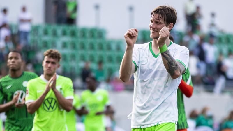 Torjäger Wout Weghorst (r) reist mit Wolfsburg als ungeschlagener Bundesliga-Tabellenführer nach Lille. Torjäger Wout Weghorst (r) reist mit Wolfsburg als ungeschlagener Bundesliga-Tabellenführer nach Lille.