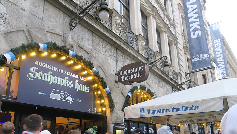 Das Augustiner-Stammhaus in der Fußgängerzone wird zu einem Fan-Hauptquartier – und kurzzeitig zum "Seahawks Haus" umbenannt. Das Augustiner-Stammhaus in der Fußgängerzone wird zu einem Fan-Hauptquartier – und kurzzeitig zum "Seahawks Haus" umbenannt.