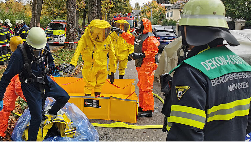 Vier Stunden waren Feuerwehrleute am Dienstag in Bogenhausen in einem privaten Schwimmbad wegen eines Chloraustritts im Einsatz. Vier Stunden waren Feuerwehrleute am Dienstag in Bogenhausen in einem privaten Schwimmbad wegen eines Chloraustritts im Einsatz.