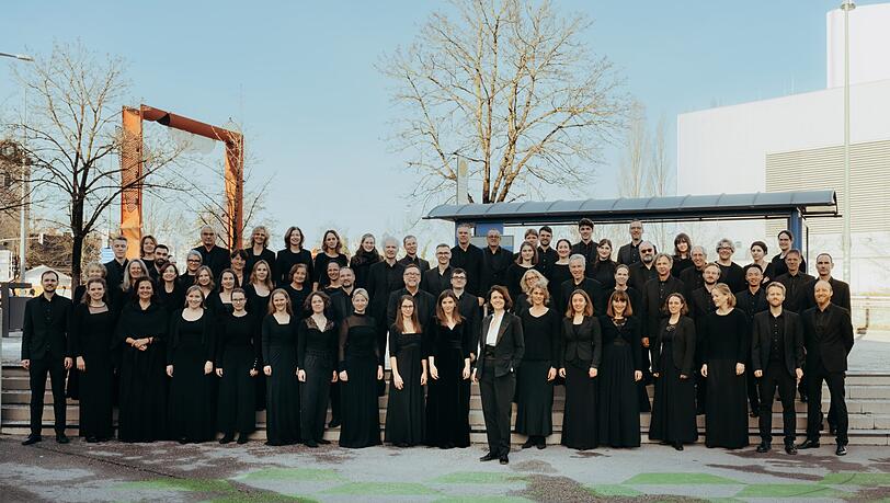 Antitheatralisches Konzept: Der Münchener Bach-Chor unter Leitung von Johanna Soller. Antitheatralisches Konzept: Der Münchener Bach-Chor unter Leitung von Johanna Soller.