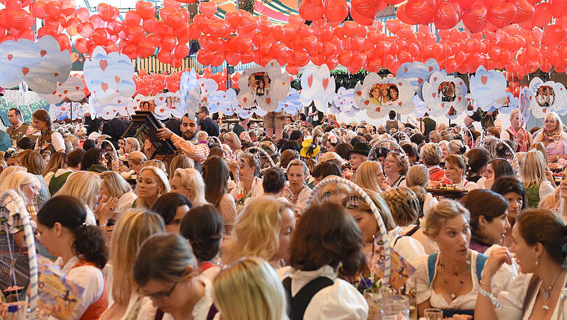 Gesellschaftlicher Höhepunkt: die Damen-Wiesn mit 1200 Frauen. Gesellschaftlicher Höhepunkt: die Damen-Wiesn mit 1200 Frauen.