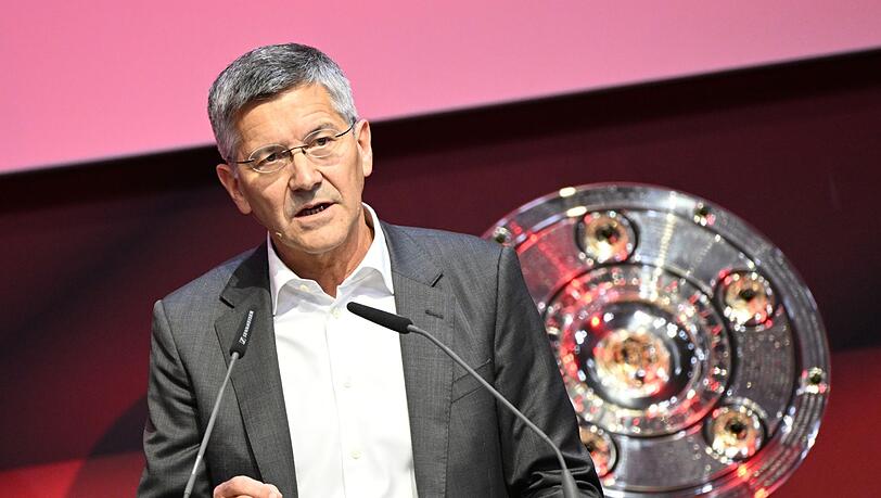 Herbert Hainer, der Präsident des FC Bayern spricht bei der Jahreshauptversammlung auf der Bühne. Herbert Hainer, der Präsident des FC Bayern spricht bei der Jahreshauptversammlung auf der Bühne.