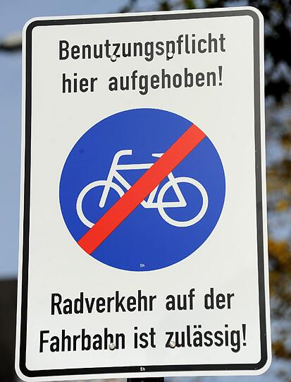 Das ist das neue „Infoschild Aufhebung der Radwegbenutzungspflicht“: Hier dürfen Radler auf die Straße – müssen aber nicht. Das ist das neue „Infoschild Aufhebung der Radwegbenutzungspflicht“: Hier dürfen Radler auf die Straße – müssen aber nicht.