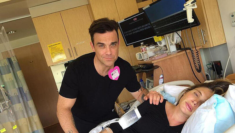 Bei Twitter postete Robbie Williams (40) ein Bilder und Videos aus dem Krankenhaus. Bei Twitter postete Robbie Williams (40) ein Bilder und Videos aus dem Krankenhaus.
