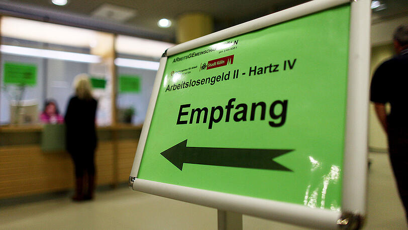 Der Staat muss nicht komplett für die Wohnungs- und Heizkosten von Hartz IV-Empfängern aufkommen. Das entschied das Bundesverfassungsgericht. (Archivbild) Der Staat muss nicht komplett für die Wohnungs- und Heizkosten von Hartz IV-Empfängern aufkommen. Das entschied das Bundesverfassungsgericht. (Archivbild)