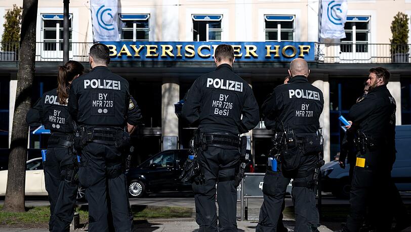 Polizisten stehen vor dem Hotel Bayerischer Hof, dem Austragungsort der 59. Münchner Sicherheitskonferenz (MSC). Polizisten stehen vor dem Hotel Bayerischer Hof, dem Austragungsort der 59. Münchner Sicherheitskonferenz (MSC).