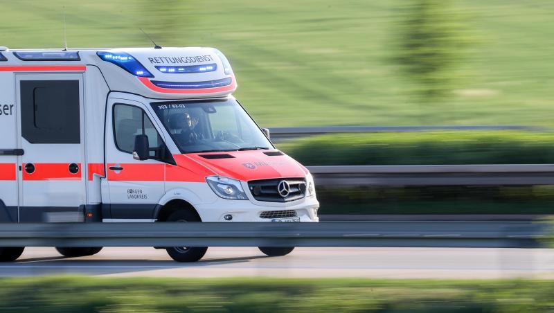 Ein Krankenwagen ist im Einsatz. Foto: Jan Woitas/zb/dpa/Archivbild Ein Krankenwagen ist im Einsatz. Foto: Jan Woitas/zb/dpa/Archivbild