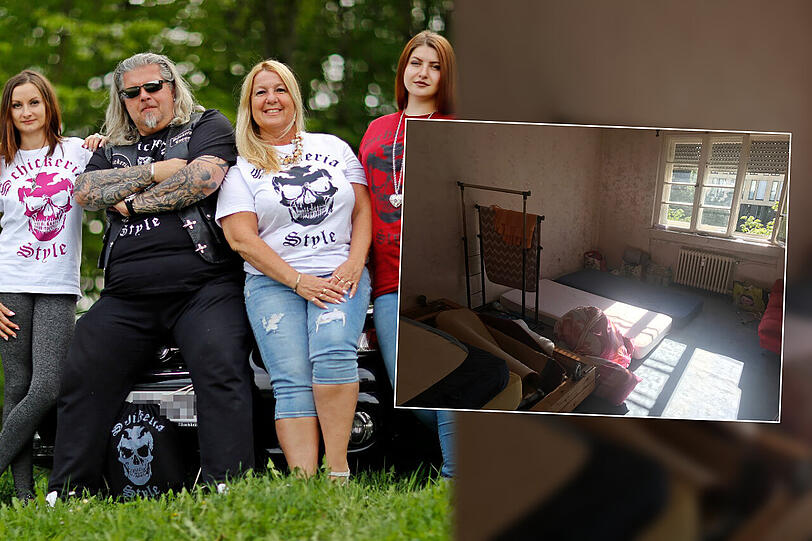 In Thomas Lerchenbergers Wohnzimmer (mit Couch, Sofa, Sessel, Glastisch), wohnt jetzt das rumänische Paar auf zwei Matratzen.