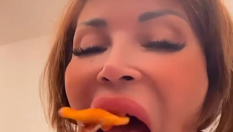 Lässt sich die Nudel schmecken: Patricia Blanco zeigt sich oben ohne beim Ravioli essen. Lässt sich die Nudel schmecken: Patricia Blanco zeigt sich oben ohne beim Ravioli essen.
