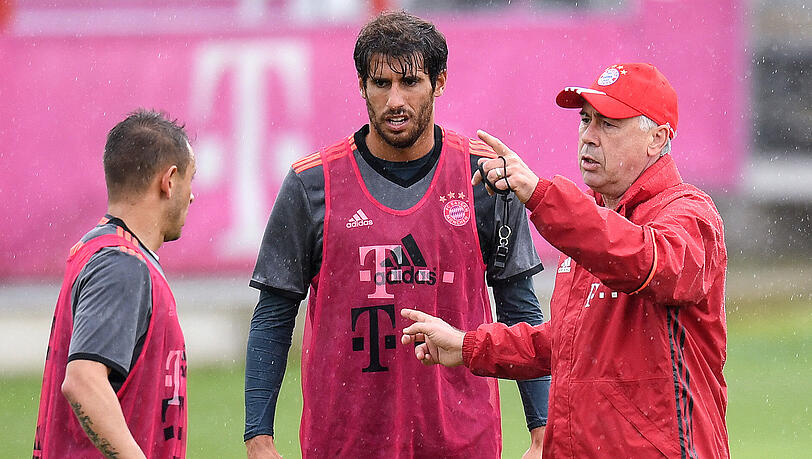 Ein Wechsel von Javi Martínez (m.) zum SSC Neapel und Trainer Carlo Ancelotti (r.)? Eher unwahrscheinlich! Ein Wechsel von Javi Martínez (m.) zum SSC Neapel und Trainer Carlo Ancelotti (r.)? Eher unwahrscheinlich!