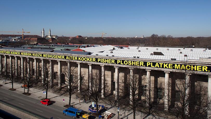 Schon aus er Ferne sind die am Dach installierten Buchstaben des Künstlers Mel Bochner zu sehen. Schon aus er Ferne sind die am Dach installierten Buchstaben des Künstlers Mel Bochner zu sehen.