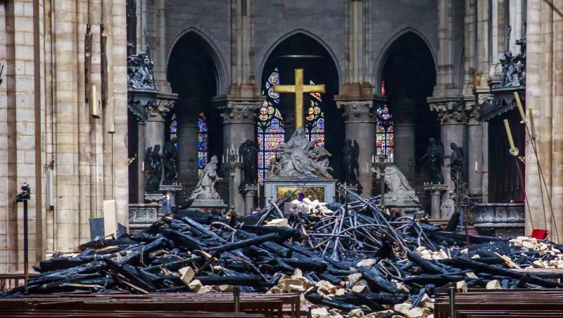 Trümmerteile und verkohlte Holzbalken im Inneren der Kathedrale. Trümmerteile und verkohlte Holzbalken im Inneren der Kathedrale.