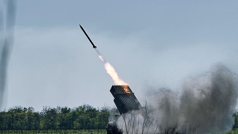 Ein Grad-Mehrfachraketenwerfer der ukrainischen Armee feuert Raketen auf russische Stellungen an der Frontlinie in der Nähe von Bachmut in der Region Donezk. Ein Grad-Mehrfachraketenwerfer der ukrainischen Armee feuert Raketen auf russische Stellungen an der Frontlinie in der Nähe von Bachmut in der Region Donezk.