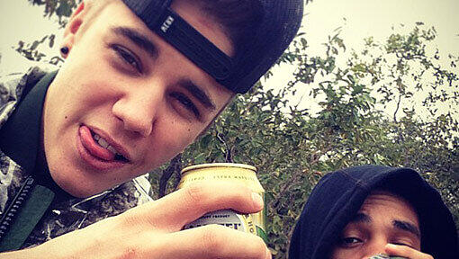 Auf einer Safari in Südafrika gönnte sich Justin Bieber ein Bierchen und prahlte damit auf instagram. Auf einer Safari in Südafrika gönnte sich Justin Bieber ein Bierchen und prahlte damit auf instagram.