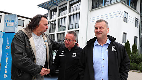 Sehen wir uns am 17. Mai? Allesfahrer Roman Wöll mit 1860-Cheftrainer Markus Kauczinski, daneben Löwen-Geschäftsführer Manfred Paula (v.l.) Sehen wir uns am 17. Mai? Allesfahrer Roman Wöll mit 1860-Cheftrainer Markus Kauczinski, daneben Löwen-Geschäftsführer Manfred Paula (v.l.)