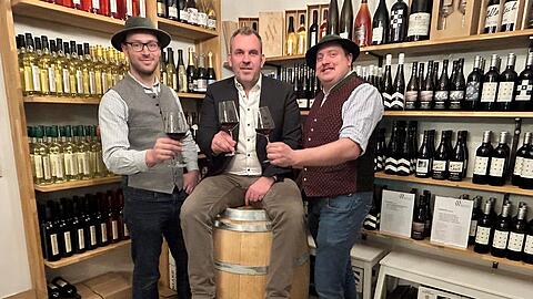 Johann Menzinger (l.), Christian Dauber (M.) und Michael Hanslik wollen mit ihrem Verein den Weinanbau in die Stadt zurück bringen. Johann Menzinger (l.), Christian Dauber (M.) und Michael Hanslik wollen mit ihrem Verein den Weinanbau in die Stadt zurück bringen.
