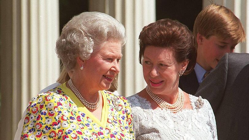 Die Queen und ihre Schwester Margaret standen sich auch im wahren Leben sehr nahe. Die Queen und ihre Schwester Margaret standen sich auch im wahren Leben sehr nahe.