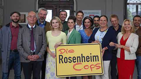 Der Haupt-Cast von "Die Rosenheim-Cops": Wer darf in der 25. Staffel Gastrollen übernehmen. Der Haupt-Cast von "Die Rosenheim-Cops": Wer darf in der 25. Staffel Gastrollen übernehmen.