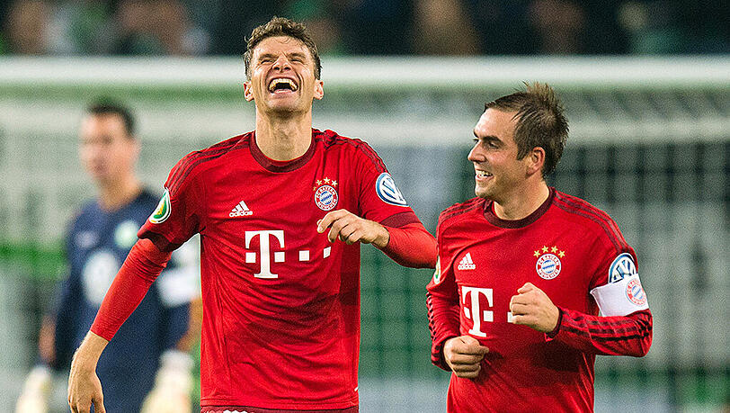Entspannt im Triumph: Thomas Müller und Pokal-Jubilar Philipp Lahm (rechts). Entspannt im Triumph: Thomas Müller und Pokal-Jubilar Philipp Lahm (rechts).