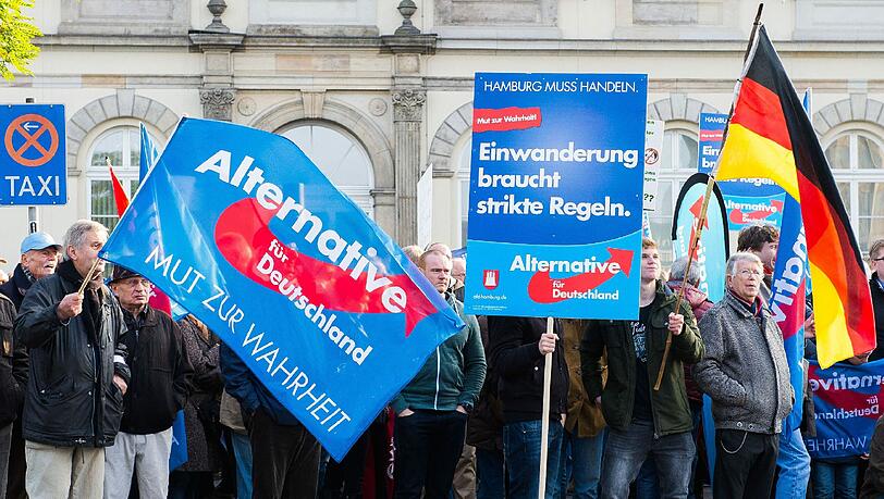 Vizekanzler Sigmar Gabriel hat sich für eine Beobachtung der AfD durch den Verfassungsschutz ausgesprochen. Vizekanzler Sigmar Gabriel hat sich für eine Beobachtung der AfD durch den Verfassungsschutz ausgesprochen.