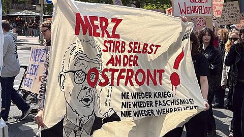 Wegen diesem Plakat hat die Münchner Polizei eine Anzeige gestellt. Auch den Schlagstock haben die Beamten offenbar eingesetzt. Wegen diesem Plakat hat die Münchner Polizei eine Anzeige gestellt. Auch den Schlagstock haben die Beamten offenbar eingesetzt.