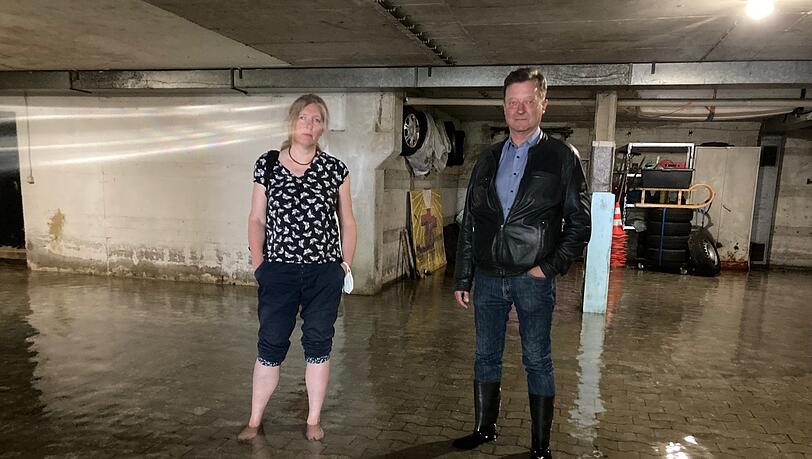 Hier, unter dem Haus von Franziska von Gagern an der Genter Straße 13, parkt schon lange niemand mehr. Seit Ende 2019 dringt Grundwasser ein. Es würde noch höher stehen, wenn sie es nicht zusammen mit ihren Nachbarn auf eigene Kosten abpumpen würde. Landtagsabgeordneter Christian Hierneis unterstützt von Gagern, seit er von dem Zustand weiß. Hier, unter dem Haus von Franziska von Gagern an der Genter Straße 13, parkt schon lange niemand mehr. Seit Ende 2019 dringt Grundwasser ein. Es würde noch höher stehen, wenn sie es nicht zusammen mit ihren Nachbarn auf eigene Kosten abpumpen würde. Landtagsabgeordneter Christian Hierneis unterstützt von Gagern, seit er von dem Zustand weiß.