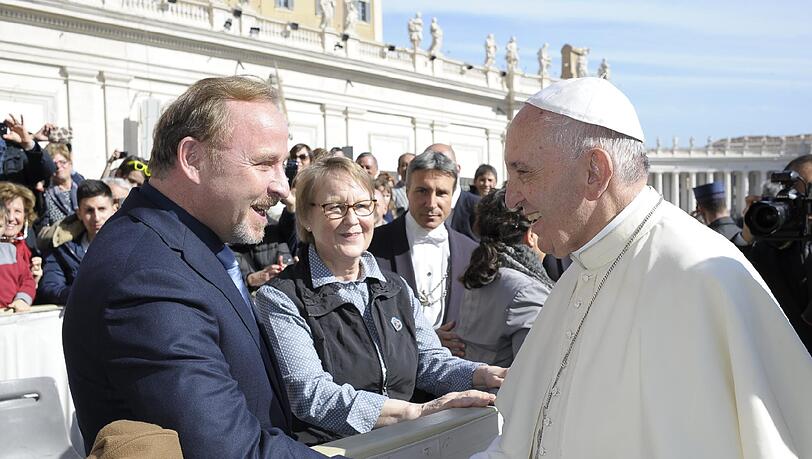 Die Löwen beim Pontifex: Papst Franziskus empfängt die 1860-Delegation um die Fanbeauftragte Jutta Schnell und die beiden Schauspieler und bekennenden Löwen Monika Baumgartner und Alexander Held - hier begrüßt das Kirchenoberhaupt den Schauspieler Held. Die Löwen beim Pontifex: Papst Franziskus empfängt die 1860-Delegation um die Fanbeauftragte Jutta Schnell und die beiden Schauspieler und bekennenden Löwen Monika Baumgartner und Alexander Held - hier begrüßt das Kirchenoberhaupt den Schauspieler Held.